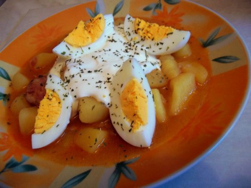 Paprikás krumpli főtt tojással 